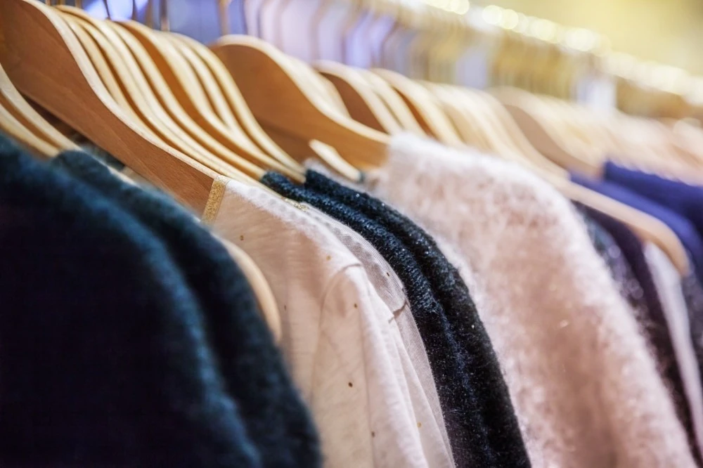 CÁCH LÀM SẠCH BỤI VẢI, XƠ VẢI TRÊN QUẦN ÁO HIỆU QUẢ – BÍ KÍP GIỮ QUẦN ÁO LUÔN NHƯ MỚI