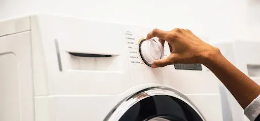 Sử dụng bóng dryer hoặc khăn mềm